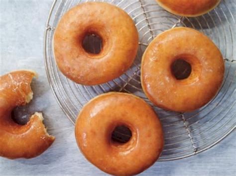 Langkah berikutnya yaitu goreng adonan tersebut dengan minyak yang panas. Cara Membuat Donat Empuk Dan Mengembang Sempurna / 5 Menit ...