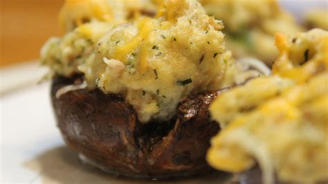 Take your stuffed mushrooms up a notch with this recipe! Make Crab-Stuffed Mushrooms Better Than Red Lobsters'