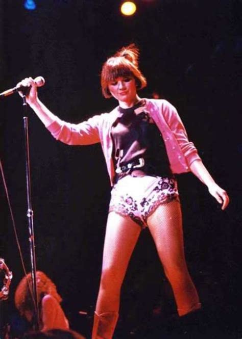 The First Lady Of Rock 25 Sexy Photos Of A Young Linda Ronstadt On Stage Vintage News Daily