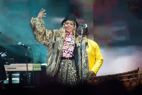 Sisreally Lauryn Hill Shows Up 2 Hours Late To A Show Overseas Apologizes For Performing For