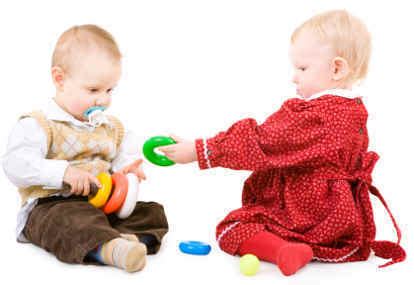 Memang beginikah perkembangan anak 2 tahun yang normal?. Jenis Permainan untuk Bayi yang Sesuai Usianya