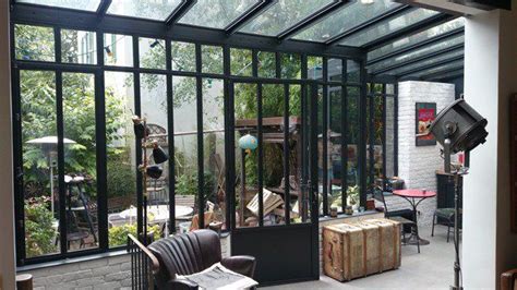 Installer une grande fenêtre ou une baie vitrée, c'est la garantie d'apporter luminosité et esthétisme à sa maison ou son appartement. Salon sous veranda au style Atelier d'artiste | Turpin ...