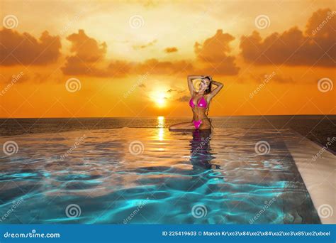 Vacker Sexig Konserverad Kvinnlig Bikini Modell På Handduvar Vid Solnedgången Ung