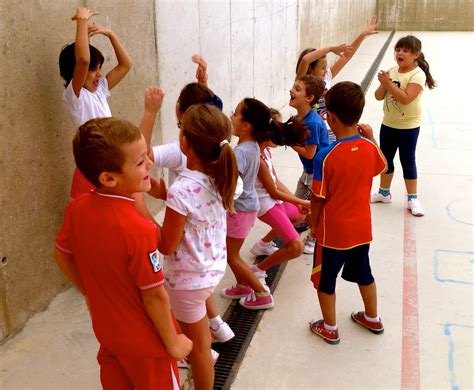 Con la ayuda de mi esposo, creé este portal para hacer del aprendizaje una experiencia interactiva y divertida. Expresión oral en educación física. El juego de "la bruja"