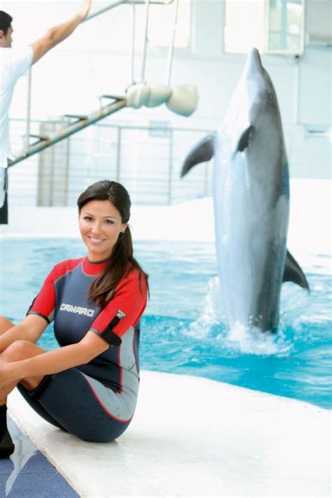 Oana Cuzino a realizat un pictorial cu delfini pentru noul ...