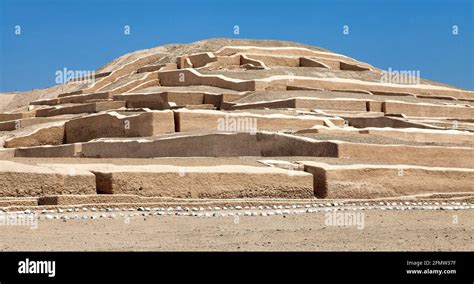 Ruinas De La Pirámide De Nasca O Nazca En El Sitio Arqueológico De