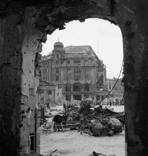 Art, entertainment, shopping & metropolitan flair! Berlin 1945 Potsdamer Platz (im Hintergrund Hotel ...
