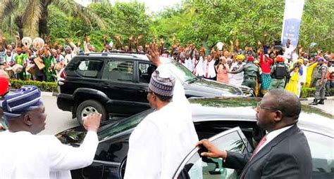 Şef bola ahmed adekunle tinubu (29 mart 1952 doğumlu), nijeryalı bir politikacı ve tüm aşamalılar kongresi.1 daha önce lagos eyaleti. Buhari In Lagos, Attends Bola Tinubu Colloquium - Channels ...