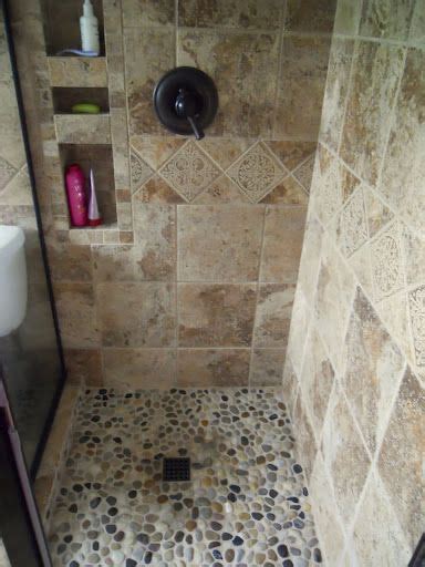 Note how the edges are turned and arranged where stones meet the wall tiles. river rock shower tile Uh huh! | Diseño de baños chicos ...
