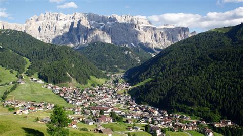 The gardena card offers unlimited use of the cableways and lifts in val gardena participating in this promotion. Wolkenstein in Gröden: Traumlage in den Dolomiten!