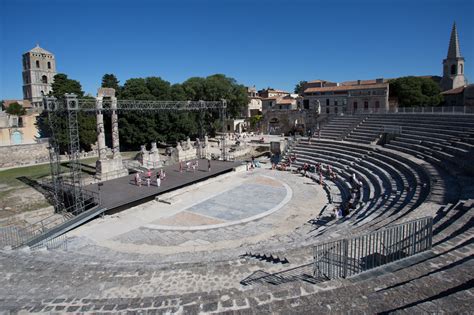 We drove to the closer one, which is 50% more expensive, and they told us we were booked at the cheaper one, several km outside of arles. Arles - theatre romain | Regard sur le monde par la photo