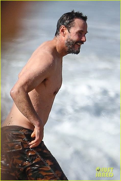 Photo Keanu Reeves Shirtless Beach Malibu January Photo