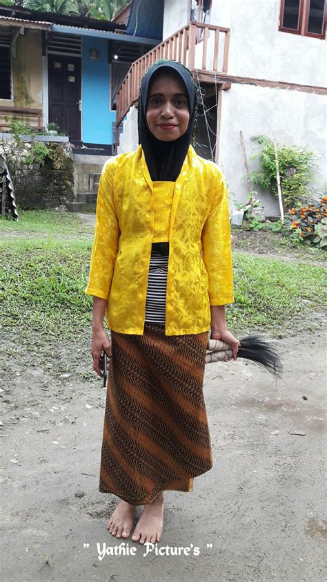 Maybe you would like to learn more about one of these? Pakaian Adat Fakfak Papua Barat | Baju sweter, Perempuan ...