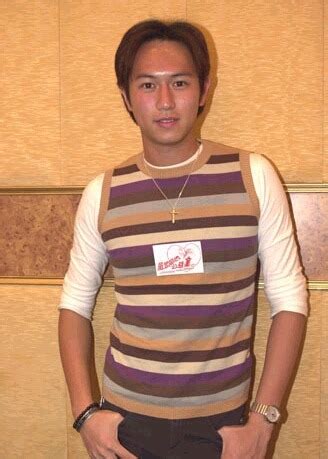 陳鍵鋒（英文名：sammul chan，1978年5月4日 － ），原名陳恩耀，香港影視男演員、男歌手。 1996年，參加全能dj大募集而任新城電台 dj，正式涉足演藝圈。 1999年，以部頭合約藝人形式簽約無綫電視（tvb），由此開展了在tvb的演藝事業。 2003年，在《律政新人王》中飾演的律師卓偉名一角受到觀眾關注。 陳鍵鋒（サミュエル・チャン）1 | hongkong sukiのブログ