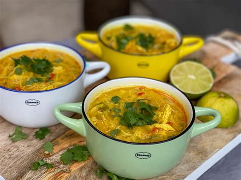 Currysoep Met Kip En Thaise Groente Familie Over De Kook