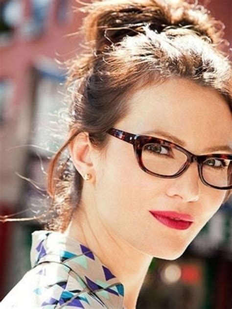 Pin By Jane Ihrke On Shadeseyeglasses Chic Glasses Trendy Glasses