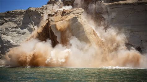Video Massive Rockfall Crashes Down On Lake Powell As Reservoir