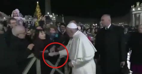 Papa Francesco, una fedele lo strattona: Bergoglio si ...