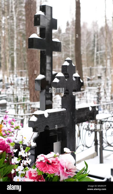 Grabstein Auf Dem Orthodoxen Friedhof Fotos Und Bildmaterial In Hoher