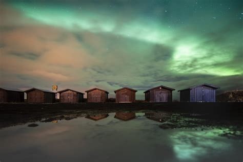 Aurora adalah suatu fenomena yang sangat indah, menakjubkan dan sangat mengagumkan yang terjadi di kutub utara dan kutub selatan yang terjadi pada malam hari. Pemandangan Langit Aurora - Gambar Viral HD