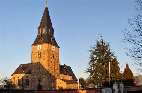 Gotthard, sustenpass, швейцария, август 2009г. Dorfkirche in St.Ilgen,stammt aus dem 13.Jahrhundert, 1903 wurde der Innenraum im neugotischen ...