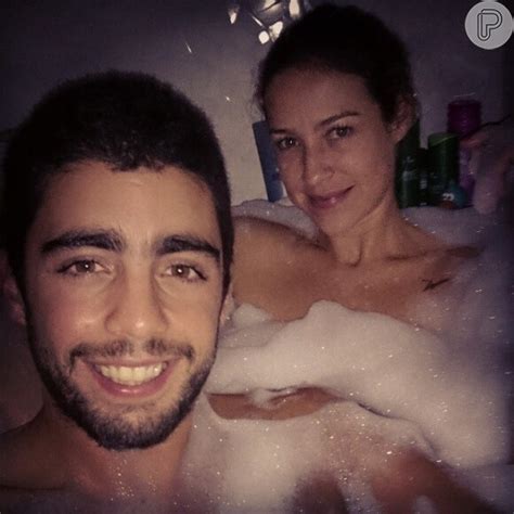 foto em março de 2014 o surfista postou uma foto dentro de uma banheira se divertindo com