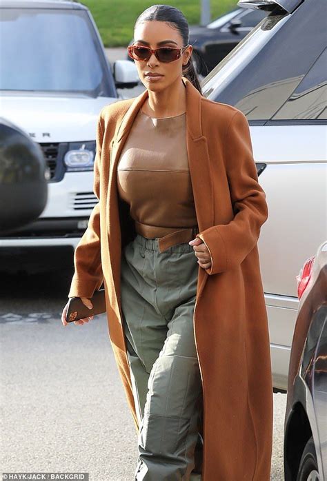 Kim Kardashian Owns Christmas Eve Chic Look For Last Minute Shopping With Images Kim