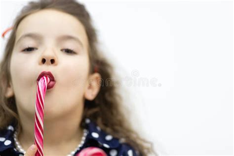 Lollipop Dans La Bouche Closeup Belle Fille Bouche Avec Lolli Pop Lustré Rouge Lèvres Avec