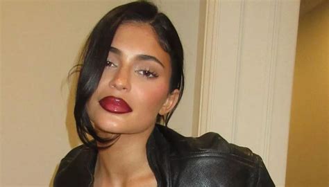 Kylie Jenner Flaunts 90 S Lip Trend In Her Latest Post
