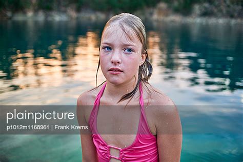 Plainpicture Plainpicture P M M Dchen Badet Im See Plainpicture Frank Krems