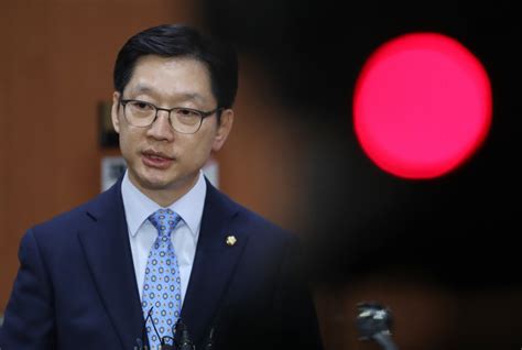김경수 의원 연루 의혹 드루킹 파문 정치권 강타 여야 공방 가열