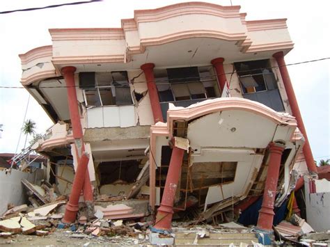 Akibat gempa bumi selanjutnya yang biasanya disebabkan oleh gempa jenis tektonik, yakni efek akibat gempa bumi atau guncangan tanah tentu memberi peran pada tanah, serta massa batuan. Tindakan Saat Terjadi Gempa dan Tsunami