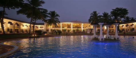 This five star resort in goa has a total of 170 rooms which include one deluxe suite, 39 clubrooms and 130 standard rooms, all of which are spread out amid swaying palms. Holiday Inn Resort, Goa | Weddings by Neeraj Kamra
