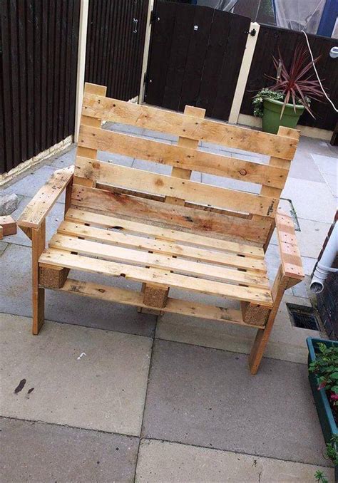 How to build a modern outdoor bench or coffee table using a simple finger joint configuration. DIY Pallet Bench and Coffee Table - Easy Pallet Ideas