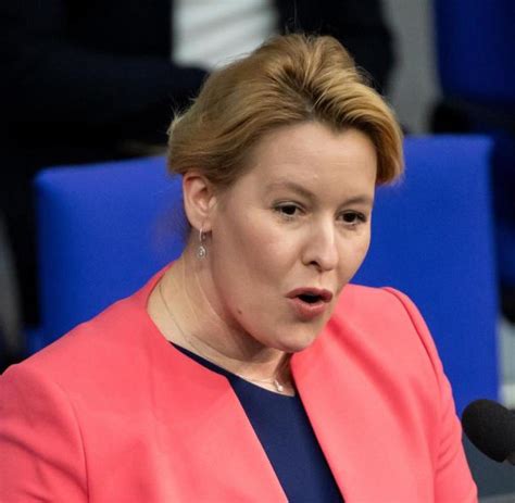 Giffey added that, if the university decides to revoke her academic title, she will accept that. Giffey löst Habeck als Grünkohlkönig ab - WELT