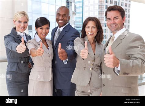 Groupe d interracial positive succès hommes et femmes d affaires hommes et de femmes d affaires