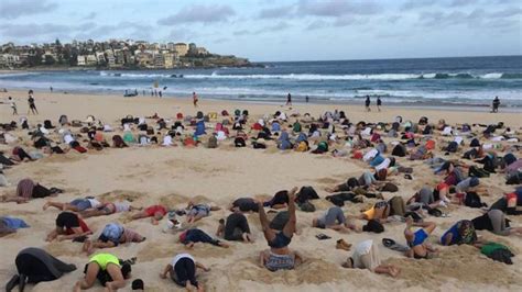 400 Australians Bury Heads In Bondi Sand In Canny Tony Abbott Impression