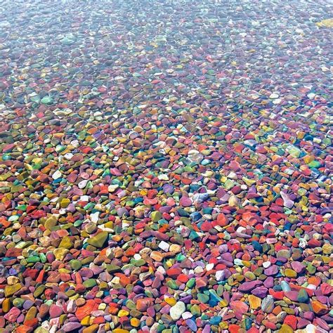 Цветные камни на пляже 98 фото