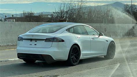 La Tesla Model S Plaid aperçue sur une route en Californie