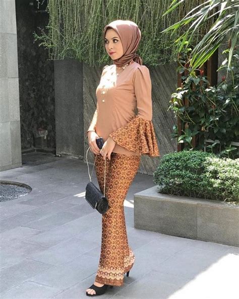Update model gamis terbaru lebaran 2018 🔥🔥 produk langsung dari konveksi ukhti di jamin murah namun kualitas nomor wahid 50+ Koleksi Model Baju Gamis Batik Kombinasi Kain Polos Terbaru 2019 - WIKIPIE.CO.ID