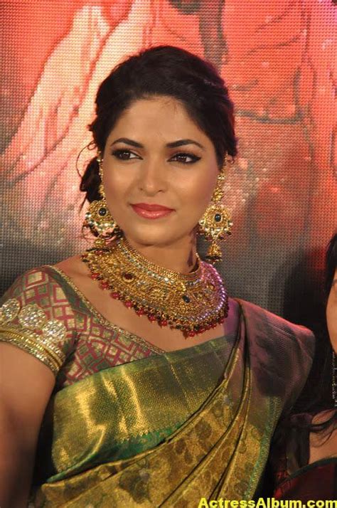 tamil actress parvathy omanakuttan saree stills actress album