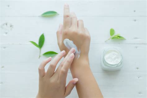 Kemudian kulit akan kehilangan keseimbangan cairan yang menyerap kelembapan lebih tinggi. Penyebab Kulit Kering saat Hamil dan Cara Mengatasinya