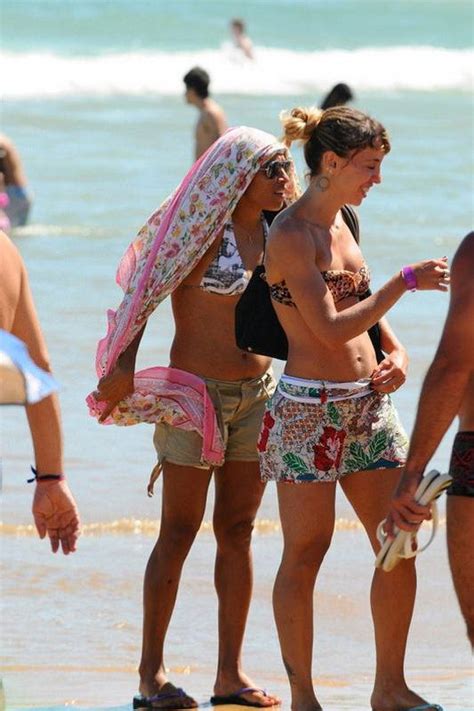 As duas estão noivas desde. Jogadora de futebol Marta curte praia ao lado de amiga