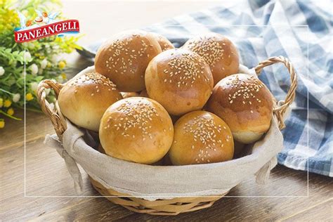 Fate riscaldare il forno alla massima temperatura, circa 250°, con una teglia piena di acqua sul forno, fatelo 10 minuti prima. PANINI AL LATTE DA BUFFET | Fatto in casa da Benedetta ...
