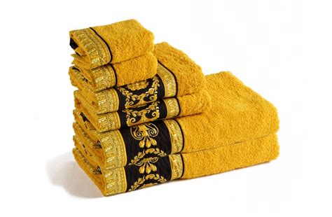 Золотая полотенца. Versace Towel. Версаче 1969 полотенце. Золотое полотенце. Полотенце с золотом.