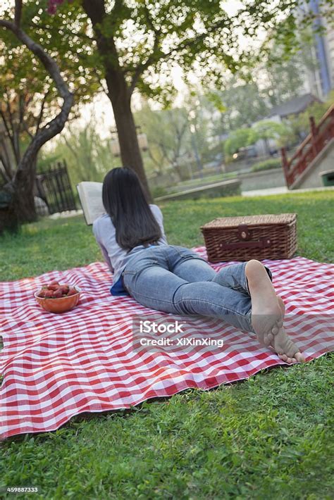 Young Woman Lying On Su Estómago Foto De Stock Y Más Banco De Imágenes