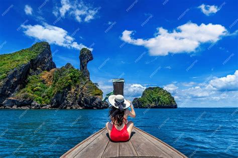 Hermosa Chica En Bikini Rojo En Barco En La Isla De Koh Kai Tailandia