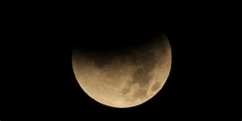 Malam Ini Langit Indonesia Dihiasi Bulan Cembung