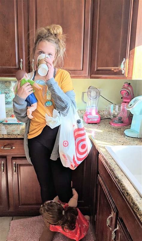 Girl Dresses Up As An Exhausted Mom For Halloween In Viral Photo Best Group Halloween Costumes