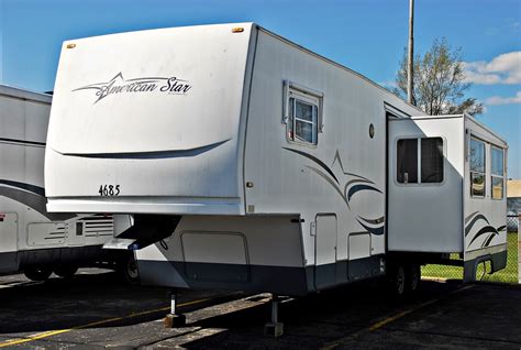 Floor plans are very important because they show the different rooms to scale, this way you can see the relationship between the different spaces, the characteristics and the shape of these areas and the image of the whole structure as well. 2003 Newmar American Star 30BKCL Fifth Wheel